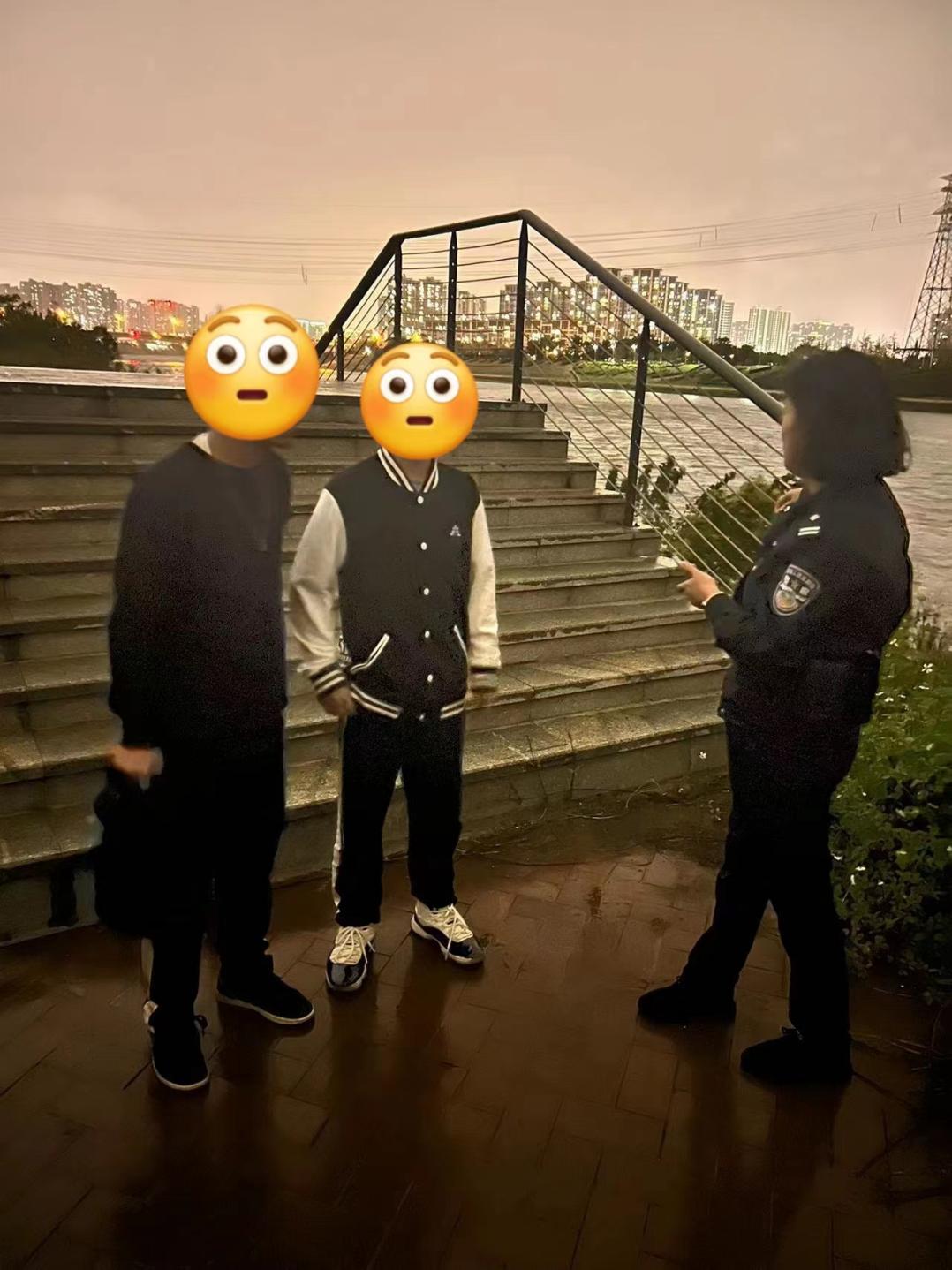 DƬ